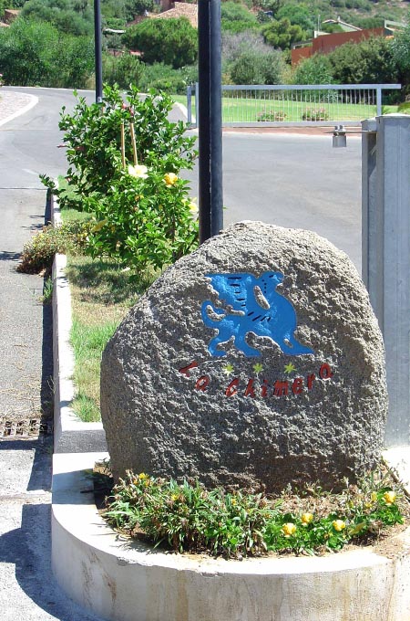 Driving direction and instruction to reach the Residence la Chimer in Villasimius: the stone with the blue chimera at the entrance of the Residence