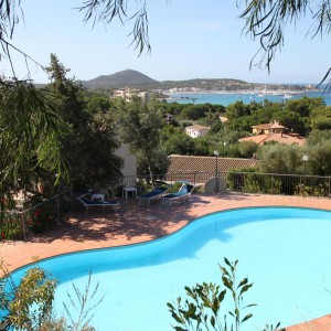 Piscina comunitaria degli appartamenti del Residence la Chimera a Villasimius, ideale per vacanze con bambini.