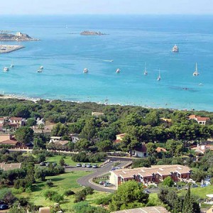 Vacanze panoramiche in Sardegna, il residence la Chimera a Villasimius visto dall'alto