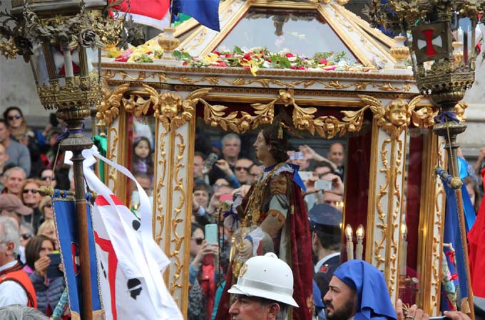 The reliquary of Sant'Efisio is carried from the Stampace church in Cagliari to the church of Nora, the place of the martyrdom of the saint.